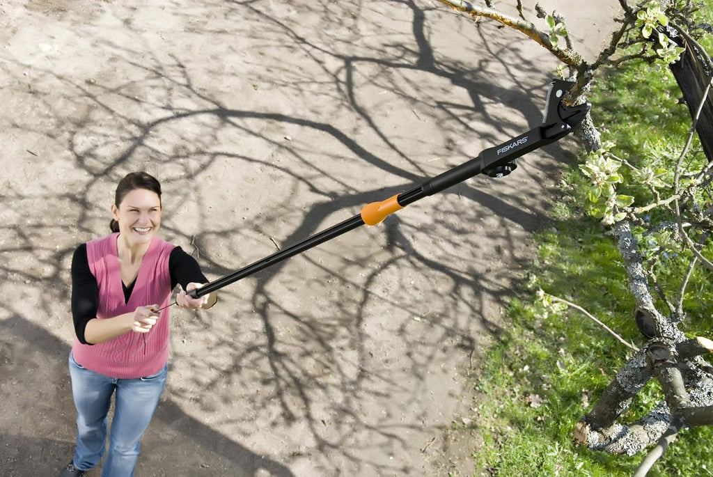 Fiskars Coupe-Branches Multifonctions Télescopique, pour Bois vert et Rameaux, Revêtement antiadhésif, Lame en acier/manche en aluminium, longueur 2,4 - 4 m, noir/orange, UPX86, 1023624