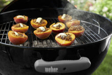 Load image into Gallery viewer, Weber Classic Kettle barbecue au charbon de bois, surface de cuisson Ø 57cm, barbecue avec couvercle et cuve en acier emaillé, thermomètre intégré au couvercle, trépied et roues - Noir (1341504)