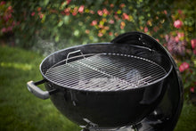 Load image into Gallery viewer, Weber Classic Kettle barbecue au charbon de bois, surface de cuisson Ø 57cm, barbecue avec couvercle et cuve en acier emaillé, thermomètre intégré au couvercle, trépied et roues - Noir (1341504)