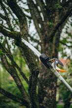 Load image into Gallery viewer, Fiskars Coupe-Branches Multifonctions Télescopique, pour Bois vert et Rameaux, Revêtement antiadhésif, Lame en acier/manche en aluminium, longueur 2,4 - 4 m, noir/orange, UPX86, 1023624