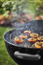 Load image into Gallery viewer, Weber Classic Kettle barbecue au charbon de bois, surface de cuisson Ø 57cm, barbecue avec couvercle et cuve en acier emaillé, thermomètre intégré au couvercle, trépied et roues - Noir (1341504)