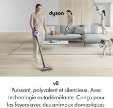 Load image into Gallery viewer, Dyson V8 Advanced™ Aspirateur Balai sans Fil – 130 AW, 40 Min d’autonomie, Brosse Motorbar Auto-démêlante, Accessoires combinés, Station Murale, Argent/Nickel