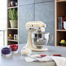 Load image into Gallery viewer, KitchenAid Robot Pâtissier I Artisan I Robot cuisine multifonctions à tête inclinable I Avec 4 accessoires I Bol de 4,8L | Crème