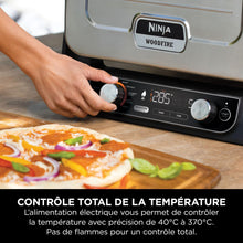 Load image into Gallery viewer, Ninja Woodfire Four à pizza extérieur électrique 8-en-1, rotissoire &amp; fumoir barbecue avec grille, plaque pro-heat, pierre à pizza, granulés de bois et pelle, 6 réglages, orange foncé OO101EU