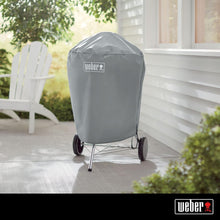 Load image into Gallery viewer, Weber Classic Kettle barbecue au charbon de bois, surface de cuisson Ø 57cm, barbecue avec couvercle et cuve en acier emaillé, thermomètre intégré au couvercle, trépied et roues - Noir (1341504)
