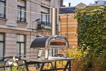 Load image into Gallery viewer, Ooni Karu 2 four à pizza multi-combustibles pour l'extérieur Four à pizza portable au bois et au gaz Pizzeria pour l'extérieur Four à pizza pour des pizzas authentiques cuites à la pierre