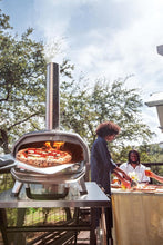 Load image into Gallery viewer, Ooni Karu 2 four à pizza multi-combustibles pour l'extérieur Four à pizza portable au bois et au gaz Pizzeria pour l'extérieur Four à pizza pour des pizzas authentiques cuites à la pierre