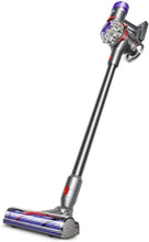 Load image into Gallery viewer, Dyson V8 Advanced™ Aspirateur Balai sans Fil – 130 AW, 40 Min d’autonomie, Brosse Motorbar Auto-démêlante, Accessoires combinés, Station Murale, Argent/Nickel