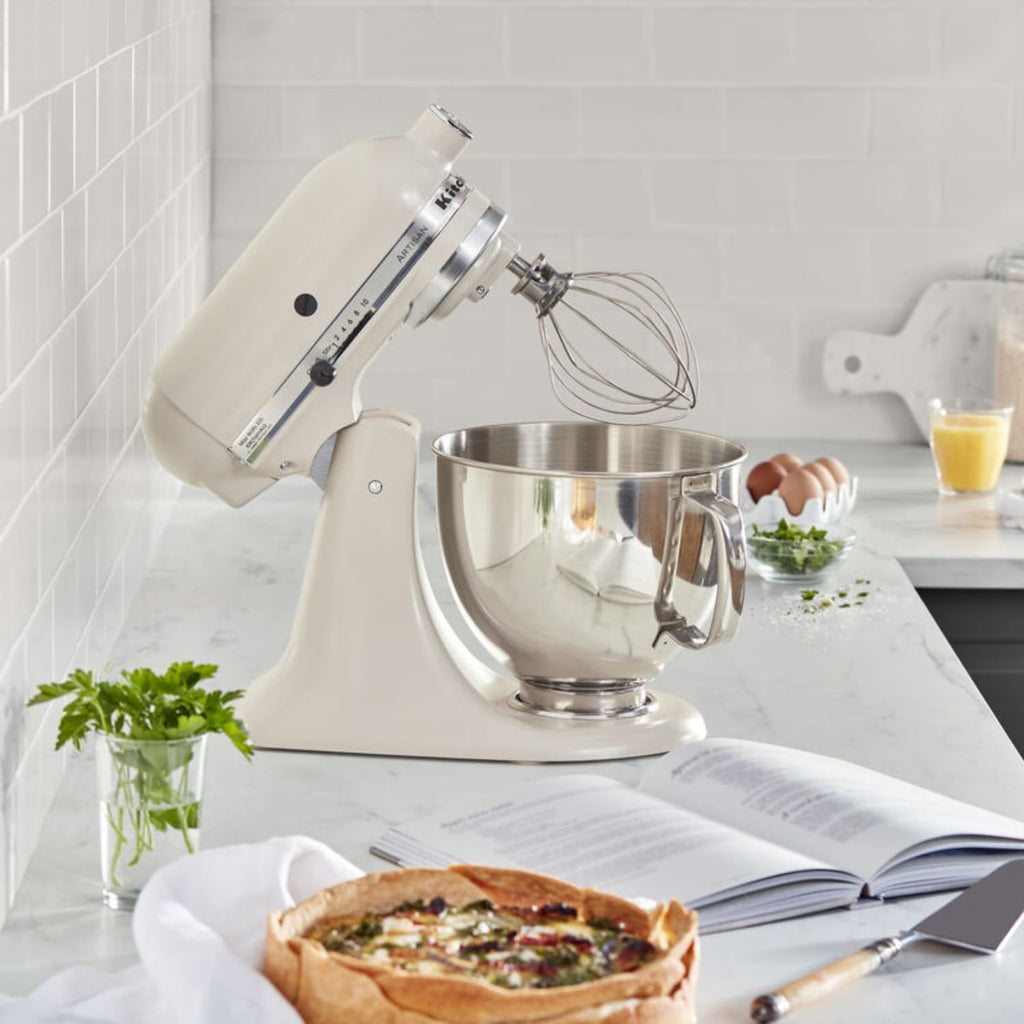KitchenAid Robot Pâtissier I Artisan I Robot cuisine multifonctions à tête inclinable I Avec 4 accessoires I Bol de 4,8L | Crème