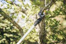 Load image into Gallery viewer, Fiskars Coupe-Branches Multifonctions Télescopique, pour Bois vert et Rameaux, Revêtement antiadhésif, Lame en acier/manche en aluminium, longueur 2,4 - 4 m, noir/orange, UPX86, 1023624
