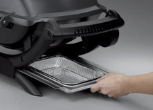 Load image into Gallery viewer, Weber Q1400 Barbecue électrique avec support, surface de cuisson 43 x 32 cm, nomade, grille en fonte émaillée divisée en 2 parties, couvercle et cuve en fonte d'aluminium - Gris foncé (52020853)