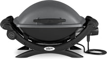 Load image into Gallery viewer, Weber Q1400 Barbecue électrique, surface de cuisson 43 x 32 cm, nomade, grille en fonte émaillée divisée en 2 parties, couvercle et cuve en fonte d'aluminium - Gris foncé (52020053)