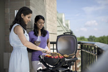 Load image into Gallery viewer, Weber Q1400 Barbecue électrique, surface de cuisson 43 x 32 cm, nomade, grille en fonte émaillée divisée en 2 parties, couvercle et cuve en fonte d'aluminium - Gris foncé (52020053)