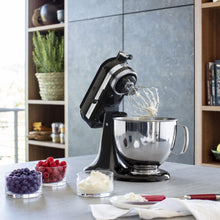 Load image into Gallery viewer, KitchenAid Robot Pâtissier I Artisan I Robot cuisine multifonctions à tête inclinable I Avec 4 accessoires I Bol de 4,8L | Crème