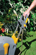 Load image into Gallery viewer, HOZELOCK - Dévidoir Chariot Fast Cart 40 M : Dévidoir sur Roues 40 M + 2 M, Chariot Caréné Ergonomique, Facile et Extrêmement Pratique d'Utilisation, Livré Assemblé et Prêt à l'Emploi [2450R0000]