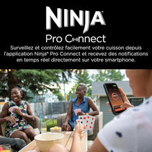 Load image into Gallery viewer, Ninja Woodfire Barbecue électrique et fumoir Pro XL avec thermomètre, barbecue et Air fryer d'extérieur 4-en-1 avec système Smart Cook et granulés Woodfire, portatif, gris/noir, OG850EU