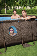 Load image into Gallery viewer, Bestway 56946 Piscine Power Steel™ Swim Vista ovale 488 x 305 x 107 cm motif rotin avec hublots, filtration à sable, échelle, bâche et diffuseur Chemconnect™