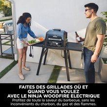 Load image into Gallery viewer, Ninja Woodfire Barbecue électrique et fumoir Pro XL avec thermomètre, barbecue et Air fryer d'extérieur 4-en-1 avec système Smart Cook et granulés Woodfire, portatif, gris/noir, OG850EU